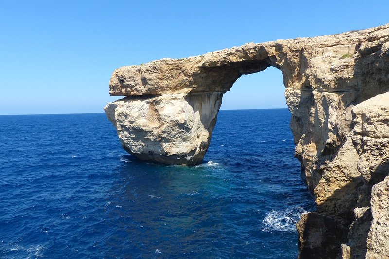 Plein de lieux à visiter à Malte : des monuments, des grottes, un temple sous-terrain, etc.