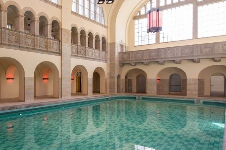 piscine dans l'hôtel Oderberger