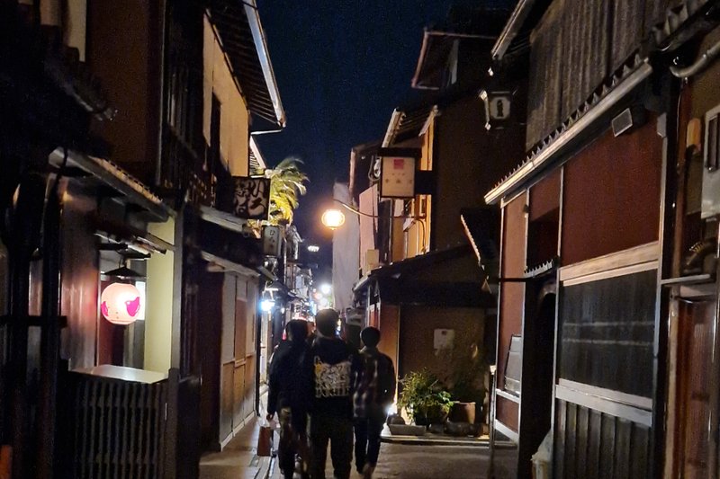 Ruelle typique de Kyoto le soir