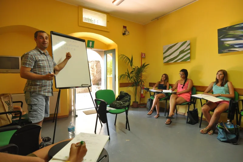 Cours d'italien à Taormina : classe de l'école Babilonia où vous avez le choix parmi de nombreux cours d'italien