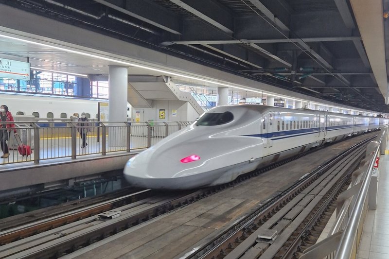 Prenez le shinkansen, le TGV japonais au cours de votre séjour linguistique au Japon pour vous déplacer de ville en ville