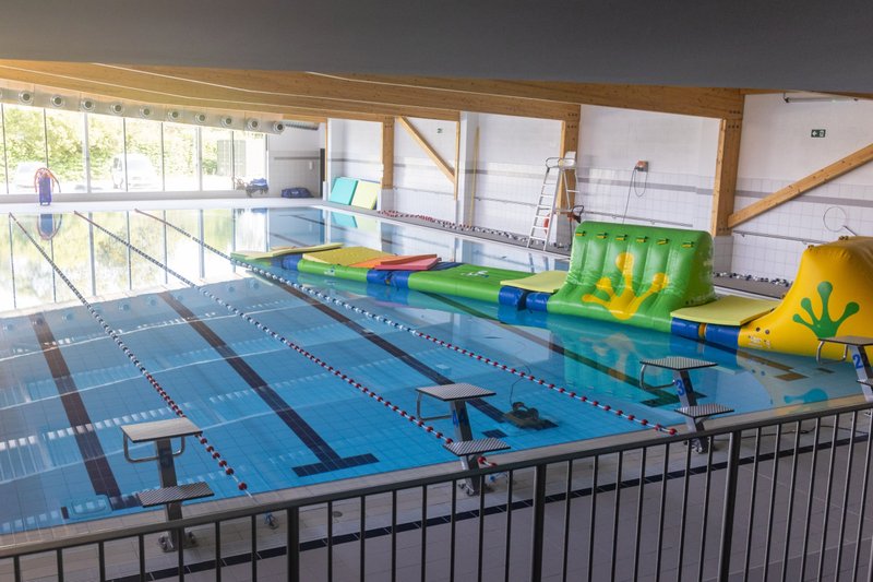 Piscine intérieure du campus CERAN Academy Saint-Roch Ferrières – Activités sportives juniors en immersion linguistique Belgique