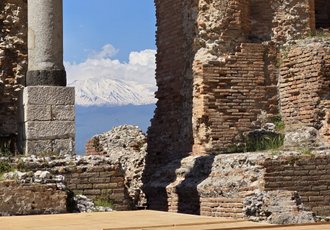 Vue de l'Etna depuis l'amphitéâtre grec de Taormina où vous pouvez suivre des cours d'italien