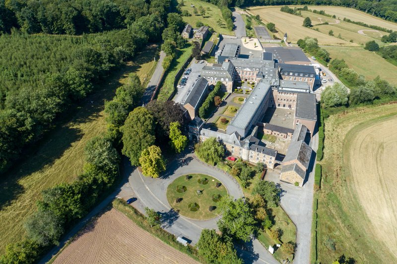 Vue aérienne du campus CERAN Academy Saint-Roch Ferrières – Séjour en immersion linguistique juniors Belgique