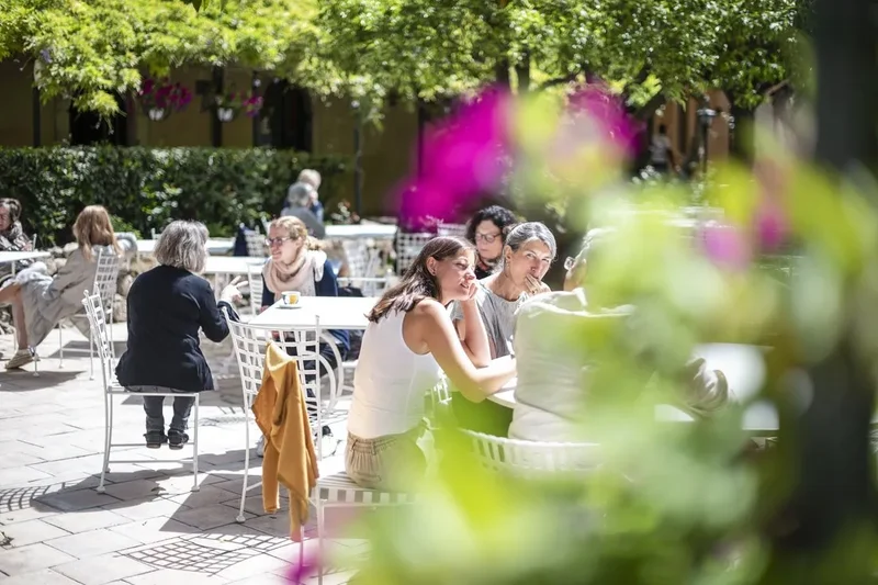 cours d'italien à Taormina à l'extérieur sur la terrasse fleurie de Babilonia