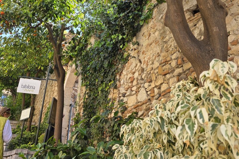 Vue de l'entrée de l'école Babillonia où vous pourrez suivre des cours d'italien à Taormina