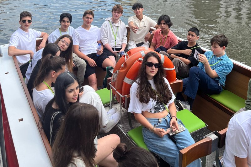 Juniors en excursion en bateau sur les canaux de Gand – Activité du séjour immersion linguistique Belgique CERAN Academy