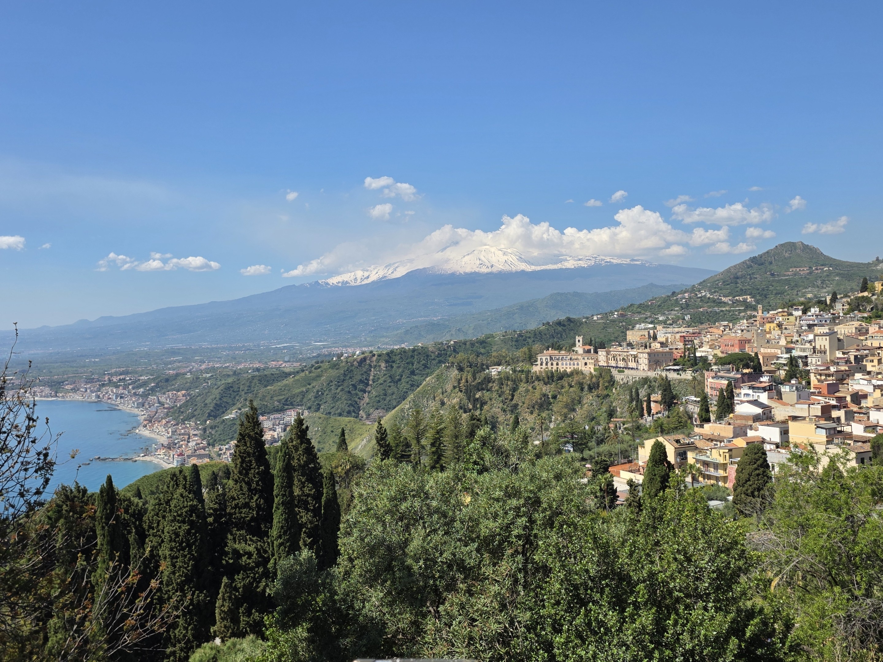 cours d'italien à Taormina , villle perchée en face de l'Etna et de la Méditerranée
