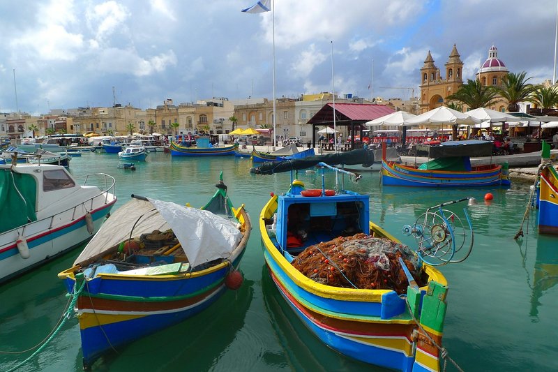 Marsaxlokk et son marché typique au bord de la mer Méditerranée