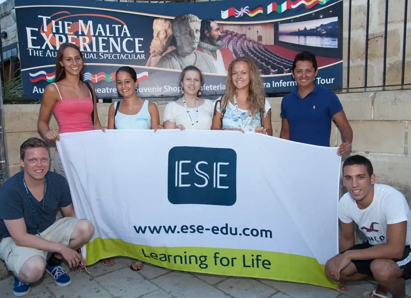 Apprendre l'anglais à Malte : étudiants heureux aborant les couleurs de l'école ESE Malta