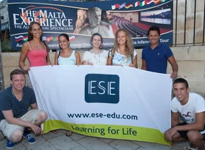 Apprendre l'anglais à Malte : étudiants heureux aborant les couleurs de l'école ESE Malta